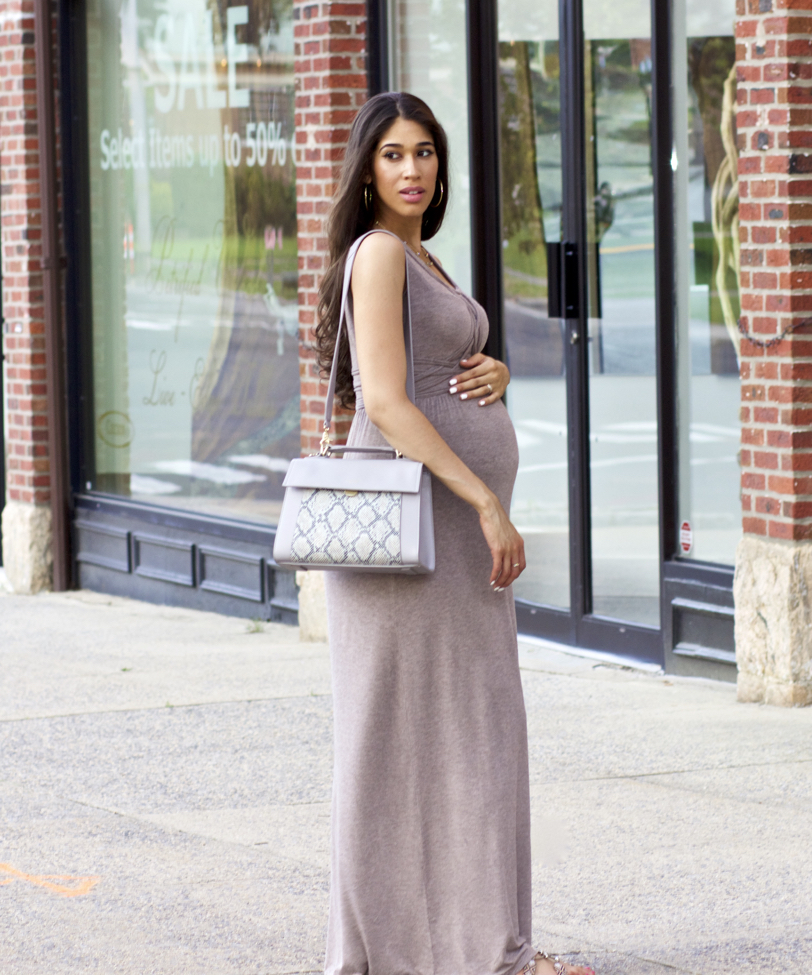 These  maternity dresses are cute + comfy for summer