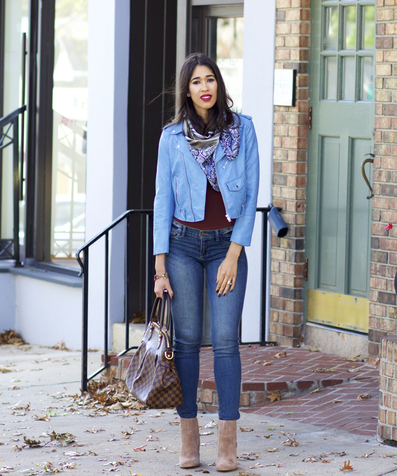 How to wear a blue bag