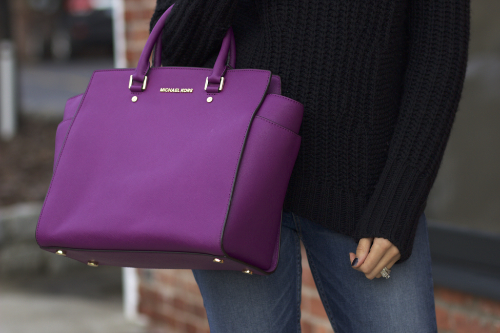 How to wear a purple bag